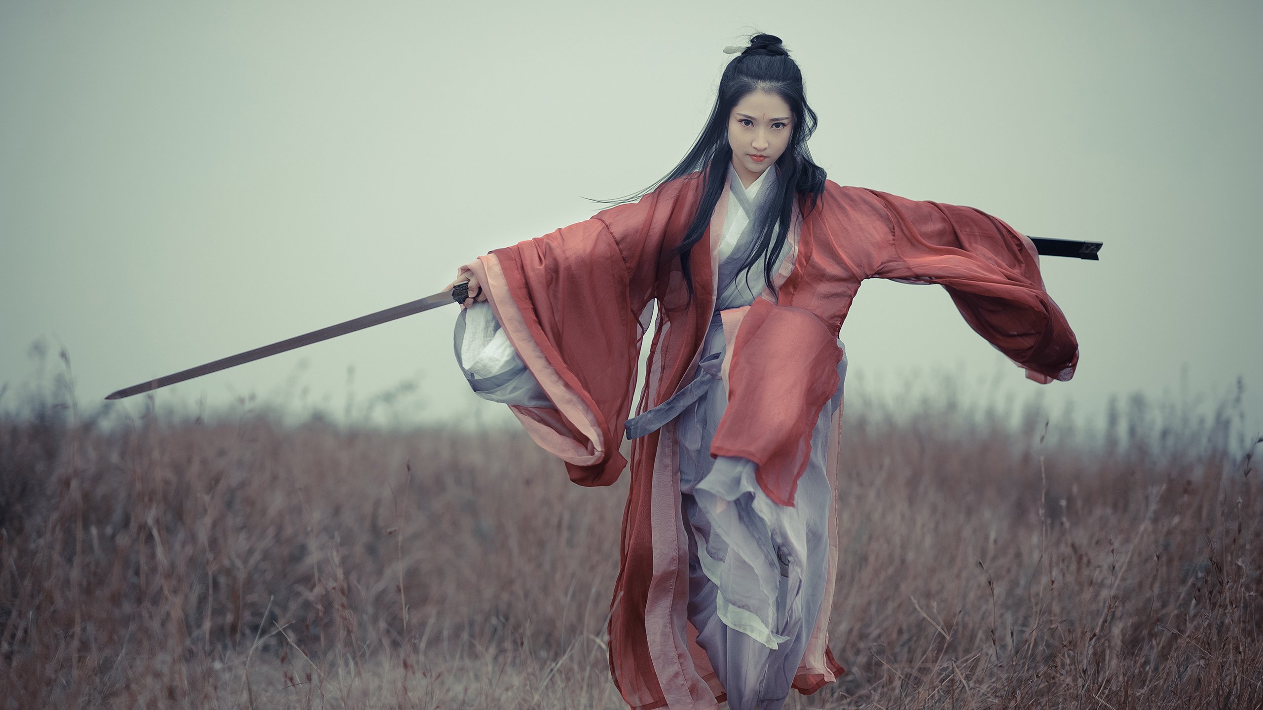 西甲:巴萨4-3艰难战胜塞维利亚,莱万梅开二度,巴萨4比1